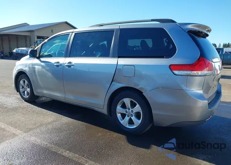 2013 Toyota Sienna Le V6 8 Passenger z USA, uszkodzony, nr VIN 5TDKK3DCXDS318543